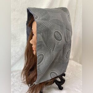 Festival hood with chain closure